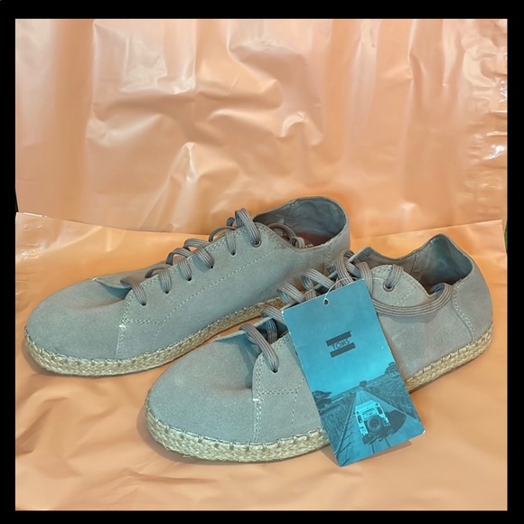 Toms Shoes - Picture 2 of 6